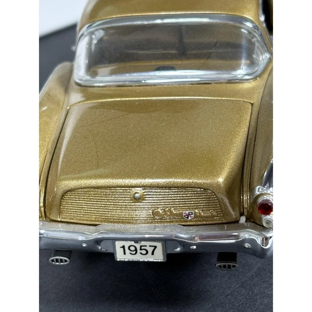 1957 Studebaker Golden Hawk Danbury Mint 1:24 Diecast Car Gold w/ Box